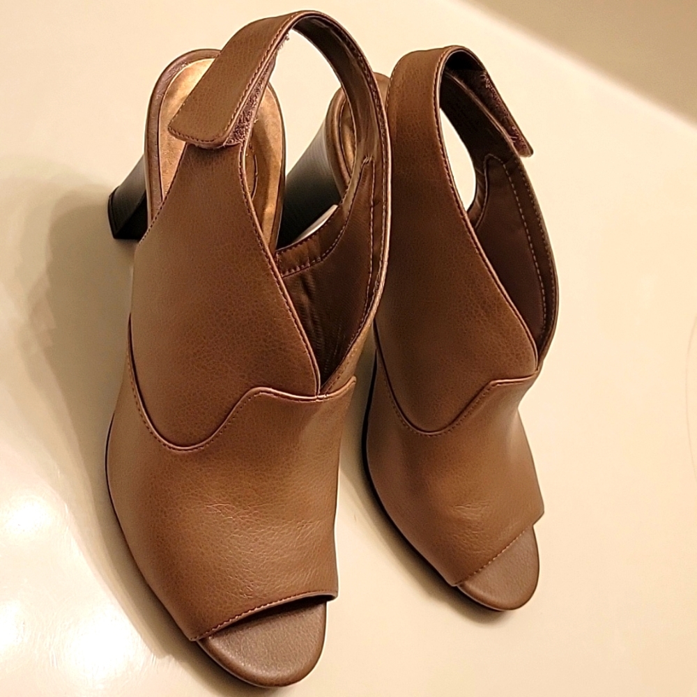 LIKE NEW*** Life Stride Ciara Heels Size 8 1/2